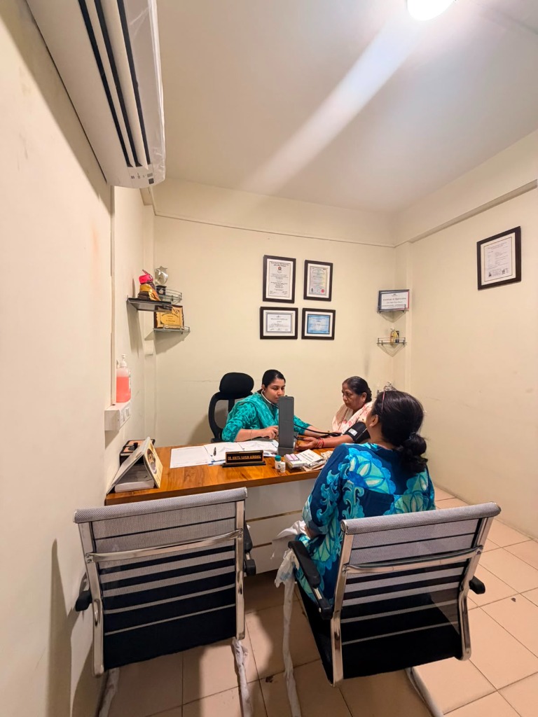 Dr. Nikita Varun Agarwal consulting patient in Lucknow clinic