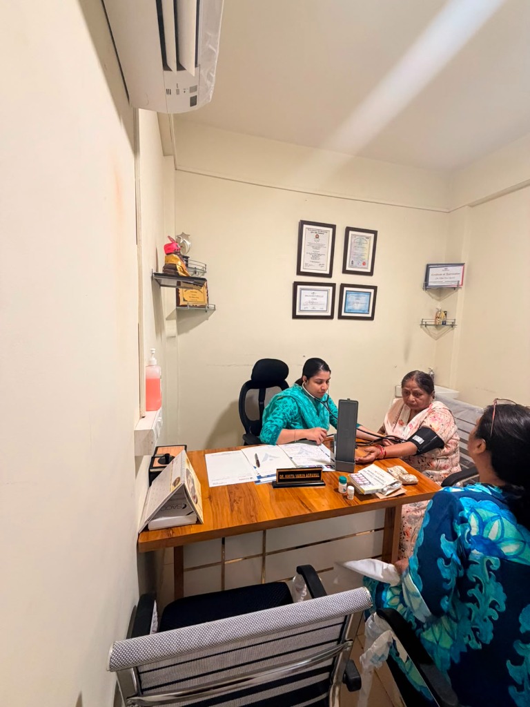 Dr. Nikita Varun Agarwal measuring patient BP at Alleviate Clinic